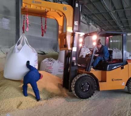 磷銨分廠(chǎng)黨員干部主動(dòng)承擔(dān)裝卸工作