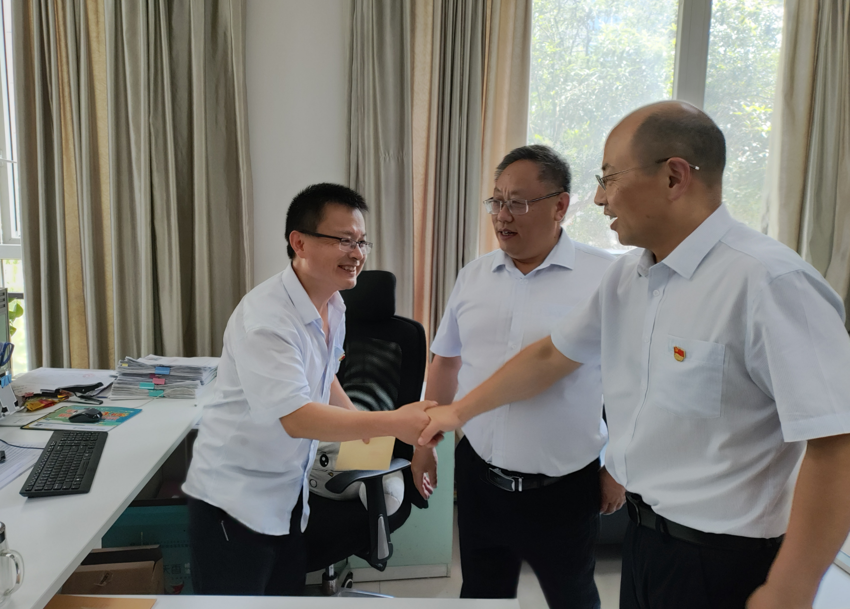 公司黨委開(kāi)展“七一”困難黨員慰問(wèn)活動(dòng)