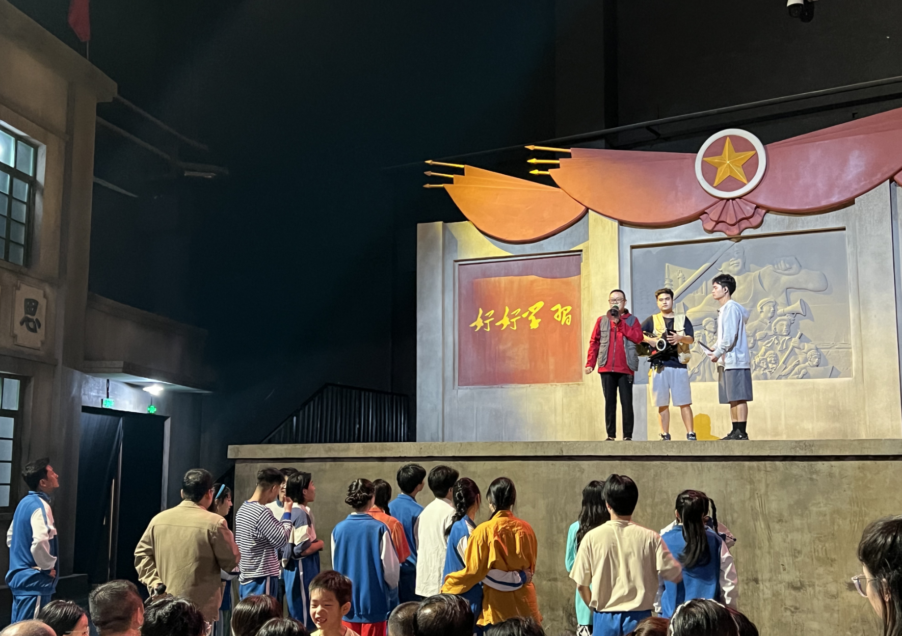 公司團(tuán)委組織青年觀(guān)看文藝演出