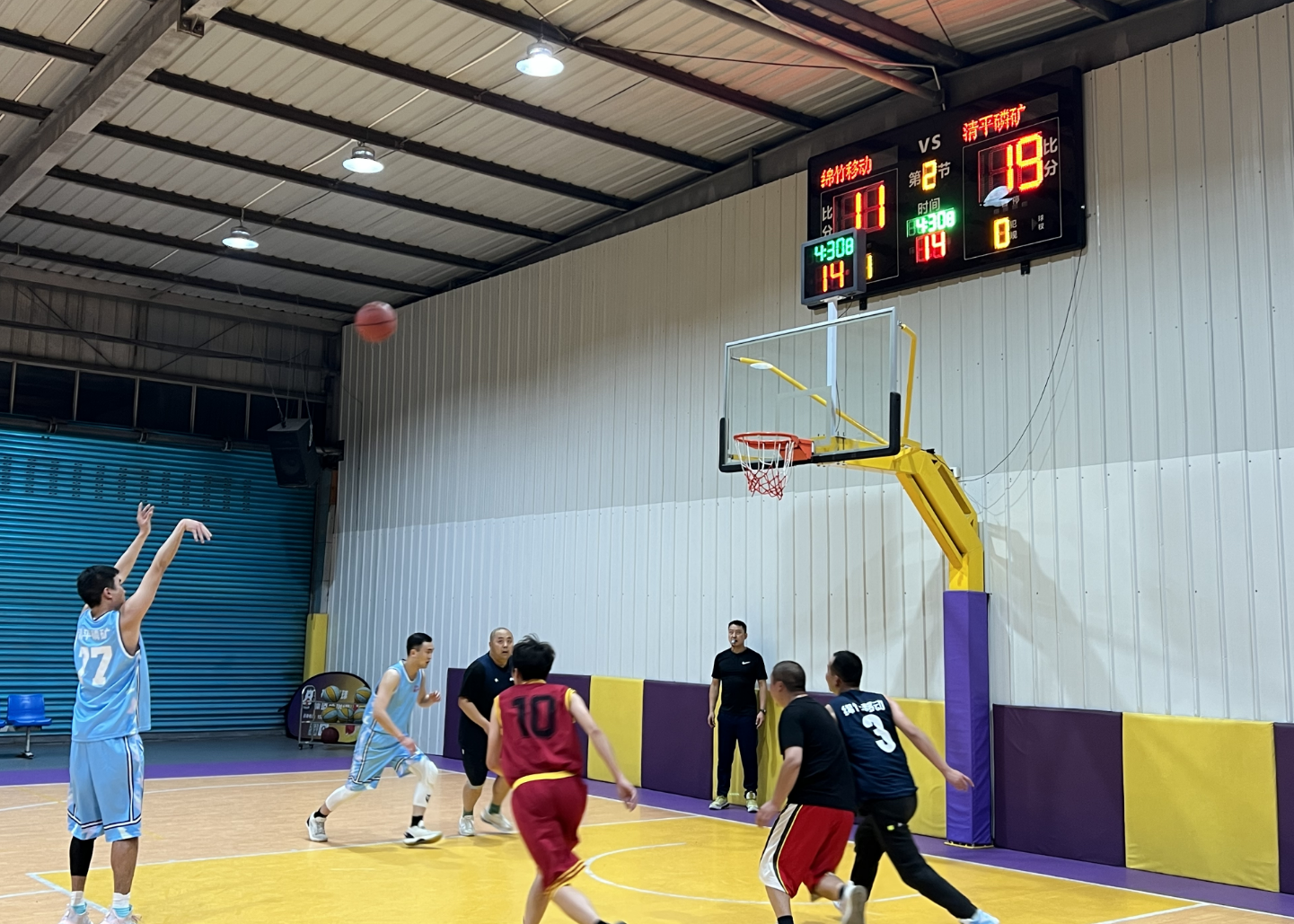 公司與綿竹移動(dòng)開(kāi)展籃球友誼賽