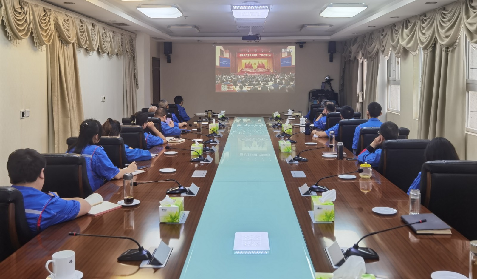 公司黨員、職工、青年熱議省第十二次黨代會(huì)